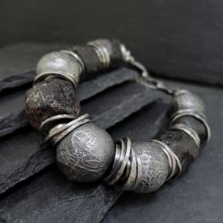 srebrna bransoleta z surowymi granatami